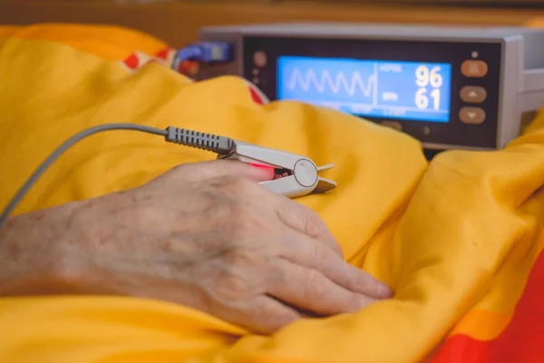 Patiënt gecontroleerd door pulse oximeter — Stockfoto