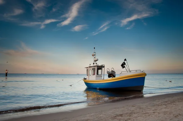 Barco de pesca en la playa, mar báltico — Foto de Stock