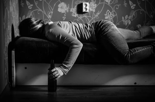 Young sad girl drinking alcohol — Stock Photo, Image