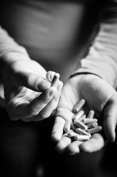 Tabletter som hålls i handen — Stockfoto