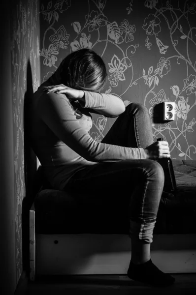 Giovane ragazza triste bere alcol — Foto Stock