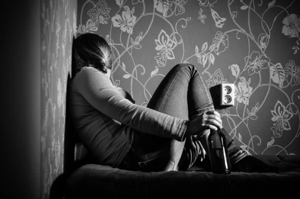 Jovem menina triste beber álcool — Fotografia de Stock