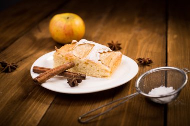 Ahşap bir masa üzerine elmalı turta. Arka plan, tarçın, elma 