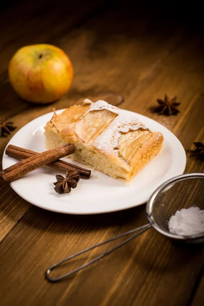 Tarte aux pommes sur une table en bois. En arrière-plan, cannelle, pomme — Photo