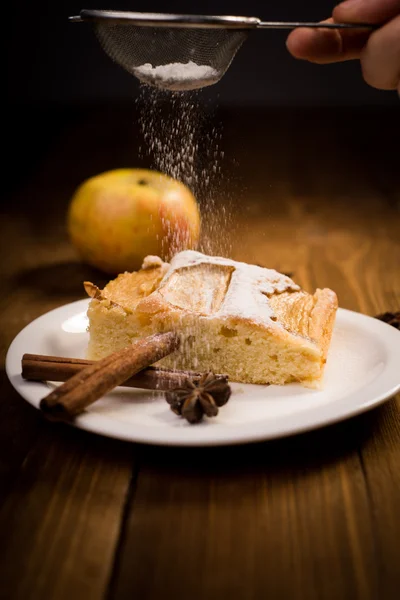 Tarte aux pommes sur une table en bois. En arrière-plan, cannelle, pomme — Photo