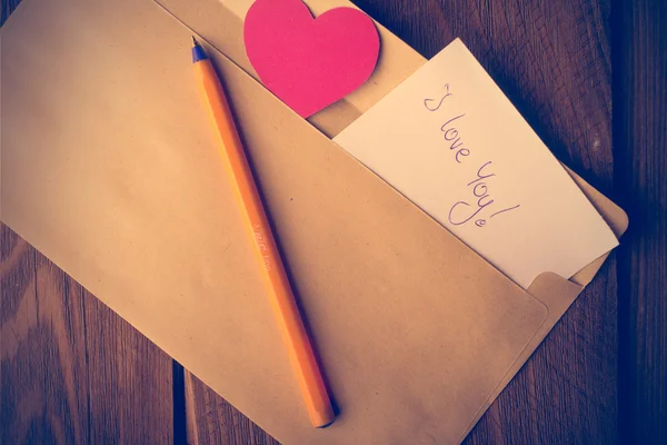 Symbolic heart of cardboard inserted into the envelope. Valentin — Stock Photo, Image