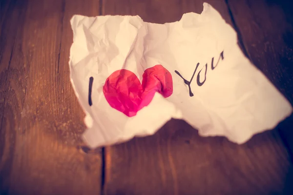 Uszkodzona karta papieru z napisem "Kocham cię" - symbol — Zdjęcie stockowe