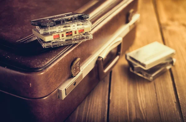 Kaseta magnetofonowa leżącego na stare walizki. Vintage retusz — Zdjęcie stockowe