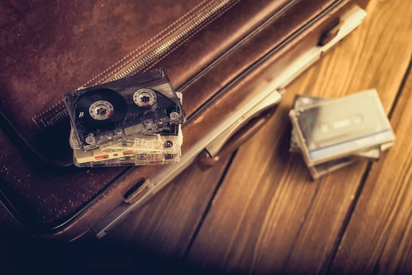 Kaseta magnetofonowa leżącego na stare walizki. Vintage retusz — Zdjęcie stockowe