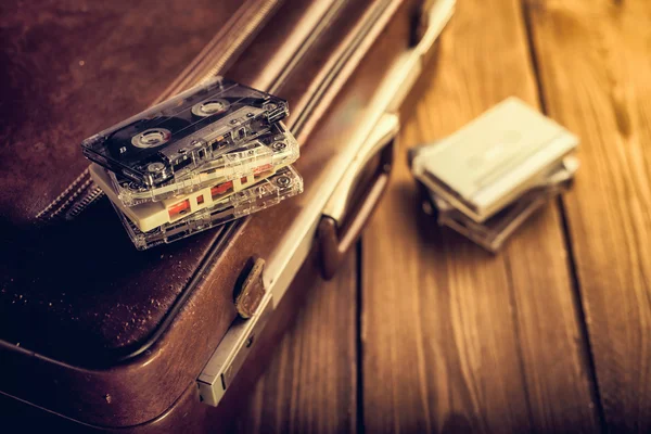 Cinta de casete tirada en una vieja maleta. Retoque Vintage Imagen De Stock