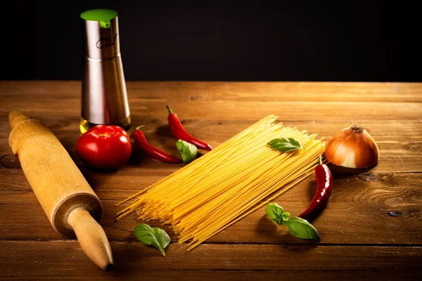 Ingredienser för spaghetti på ett träbord — Stockfoto