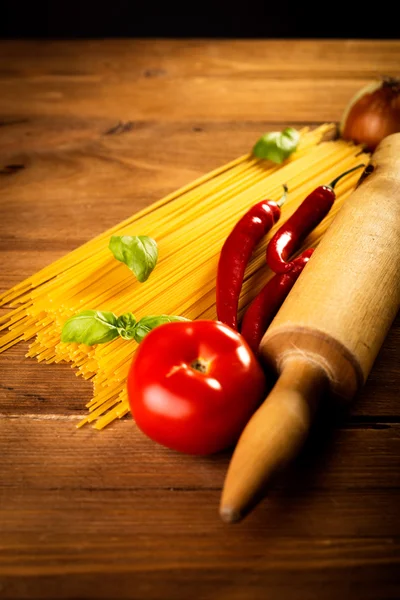 Ingredienser för spaghetti på ett träbord — Stockfoto