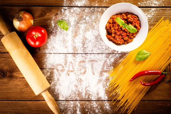 Ingredienser för spaghetti på ett träbord — Stockfoto