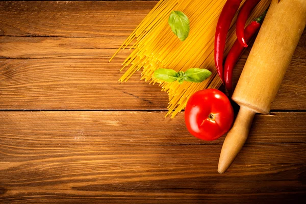 Ingredienser för spaghetti på ett träbord — Stockfoto