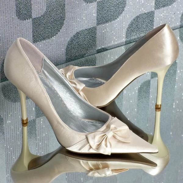 Pumps beige mit Schleife — Stockfoto