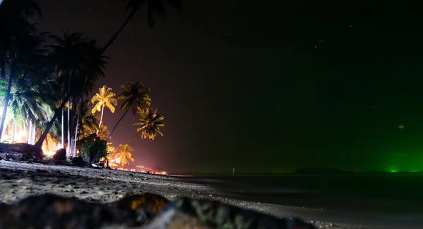 Spiaggia notturna in tropicale — Foto Stock