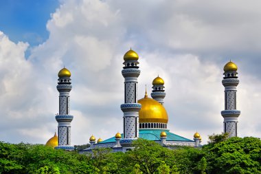 Jame Asr Hassanil Bolkiah Camii ile yeşil güzel görünümü