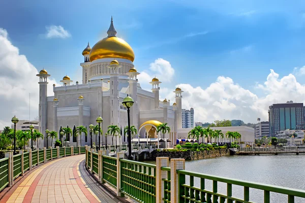 Sultan Ömer Ali Saifuddin Camii Bandar Seri Begawan Brunei içinde