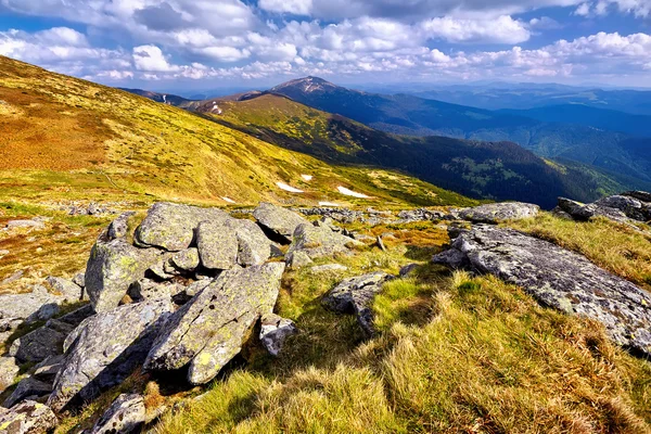 阳光的照射下发光的全景山谷。奇妙的风景 — 图库照片