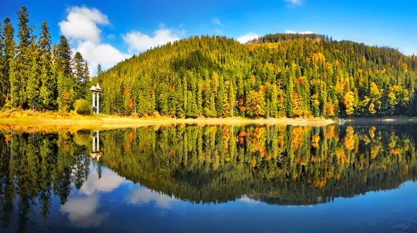 Lago de montanha panorama — Fotografia de Stock