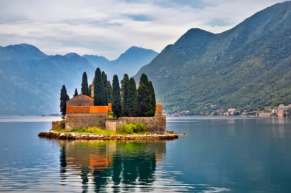 Island on the lake in Montenegro — Stock Photo, Image