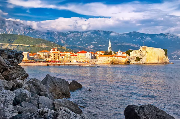 Панорама моря і гори в Чорногорії — стокове фото