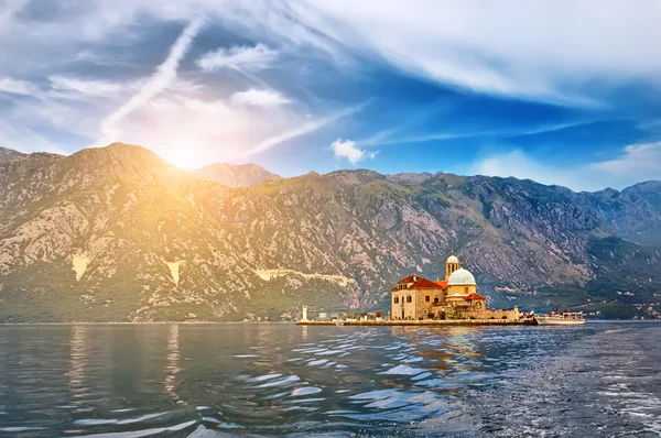 Sziget a tó, Montenegróban — Stock Fotó