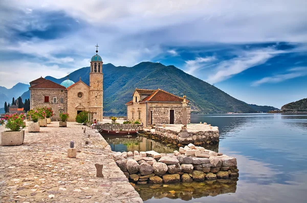 Kastil di danau di Montenegro — Stok Foto