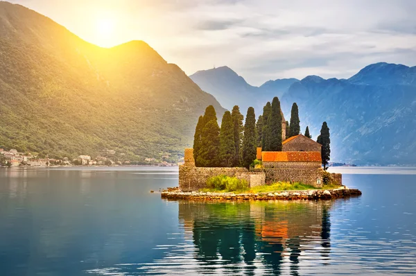 Island on the lake in Montenegro — Stock Photo, Image