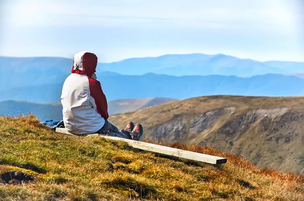 Hiker njuta av utsikt över dalen från toppen av ett berg — Stockfoto