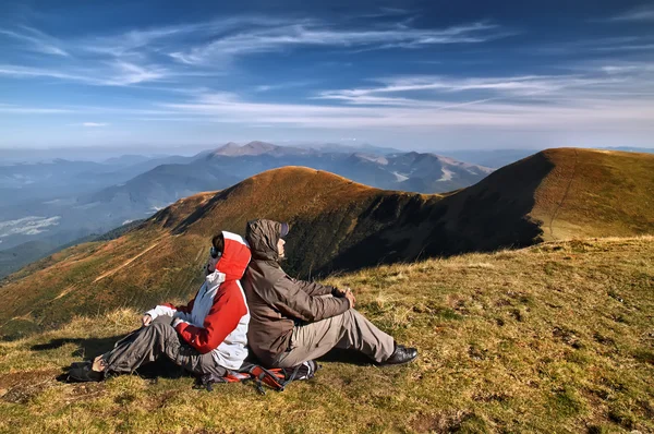 Turista élvezte a völgyre, egy hegy tetején — Stock Fotó