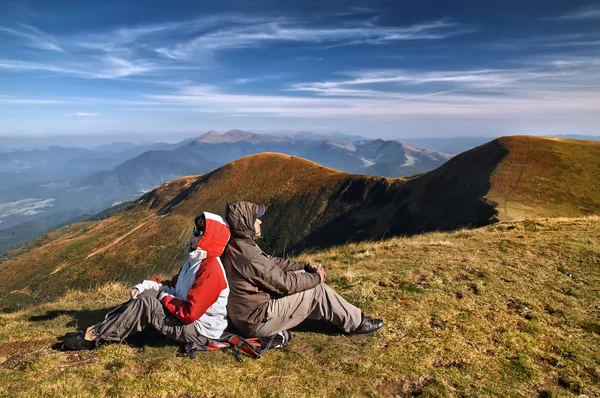 Excursie bucurându-se de vedere la vale din vârful unui munte — Fotografie, imagine de stoc