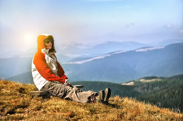 Escursionista godendo della vista sulla valle dalla cima di una montagna — Foto Stock