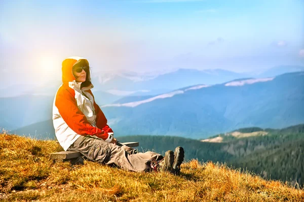 Excursie bucurându-se de vedere la vale din vârful unui munte — Fotografie, imagine de stoc