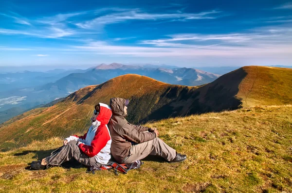 Excursie bucurându-se de vedere la vale din vârful unui munte — Fotografie, imagine de stoc