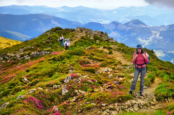 在山与背包的女孩旅游 — 图库照片