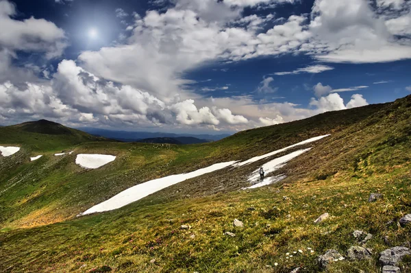 Turist cu rucsac pe un vârf de munte — Fotografie, imagine de stoc