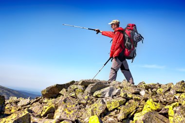 uzun yürüyüşe çıkan kimse ile dağlarda ayakta ve v zevk sırt çantası