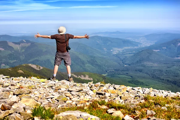 Caminhante com câmera em pé nas montanhas e curtindo o vie — Fotografia de Stock