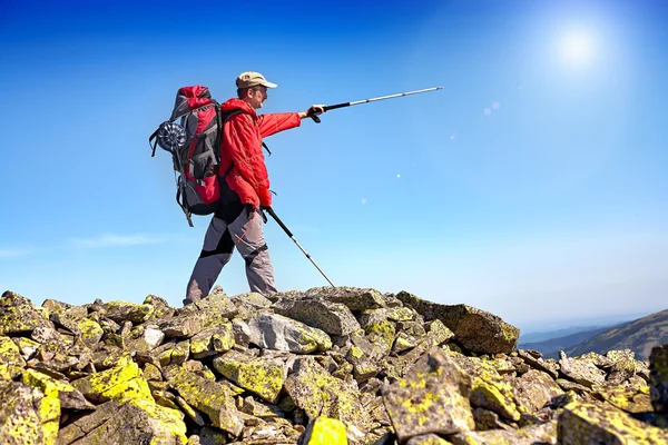 Caminhante com mochila em pé nas montanhas e desfrutar do v — Fotografia de Stock