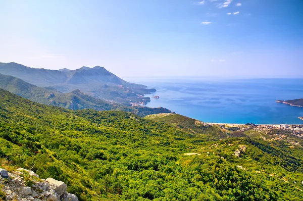 Playa de la mañana con vistas al mar y la montaña. Montenegro —  Fotos de Stock