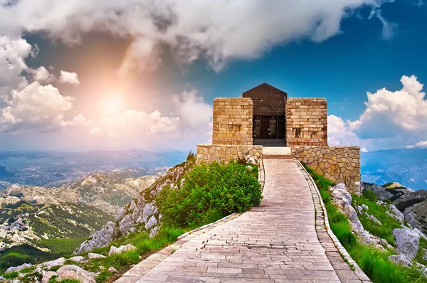 Lovcen üst kısmında bulunan Njegos Türbesi