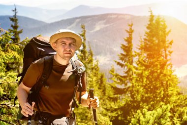 Uzun yürüyüşe çıkan kimse bir sırt çantası ile tırmanıyor dağ zevk üstüne