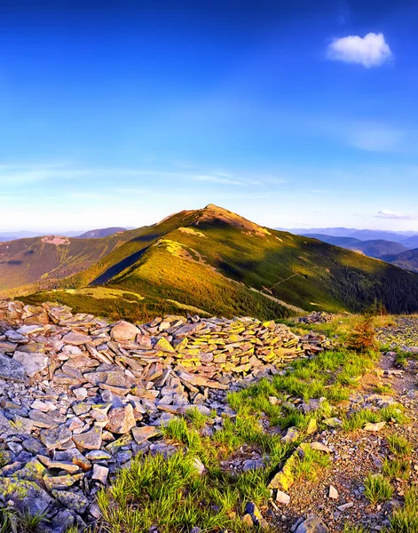 Fantastiche colline soleggiate sotto il cielo blu mattutino. Paesaggio drammatico — Foto Stock