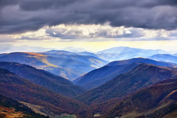 Majestic panorama of blue mountains with sunny beams. Dramatic l — Stock Photo, Image