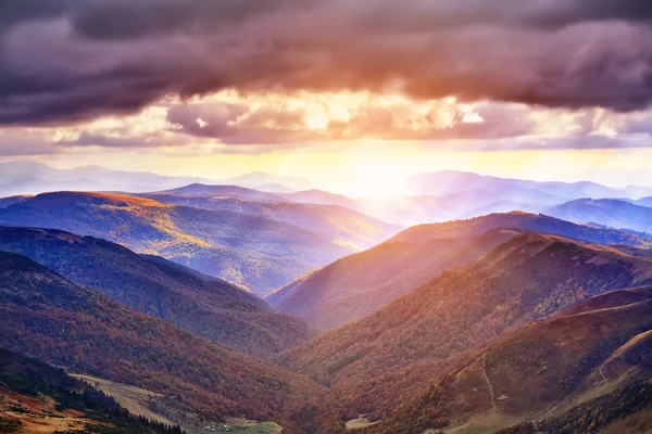 Majestätiskt panorama över blå bergen med soliga balkar. Dramatiska l — Stockfoto