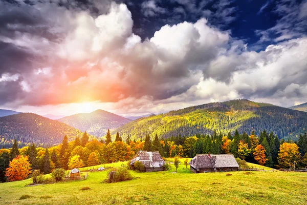 Vista para o campo do vale. Excelente vista dos prados com b — Fotografia de Stock