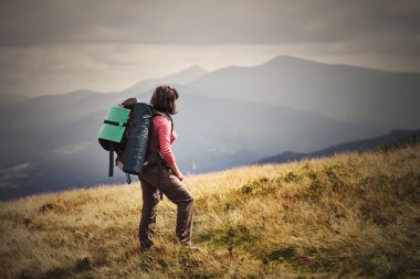 Genç kadın sırt çantası seyahat yaşam tarzı ile Dağları üzerinde hiking bir