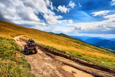 Panorama Atv Quad bisiklet biniciler üzerinde güzel dağ manzara ba