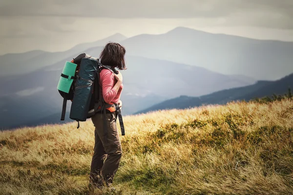 Jovem mulher caminhando em montanhas com mochila Travel Lifestyle a — Fotografia de Stock